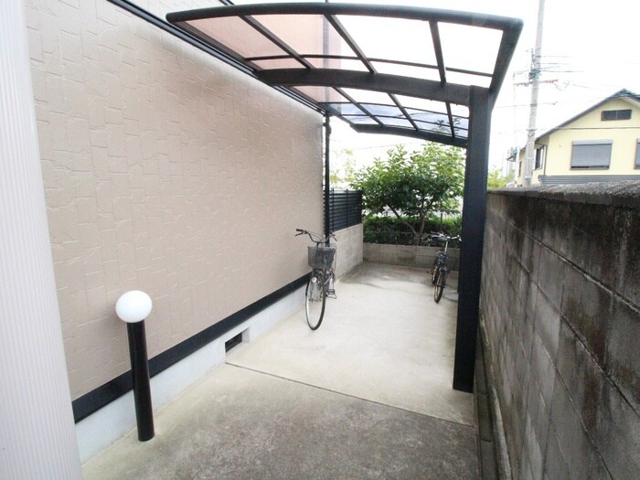 物件外観写真4　(駐輪場)