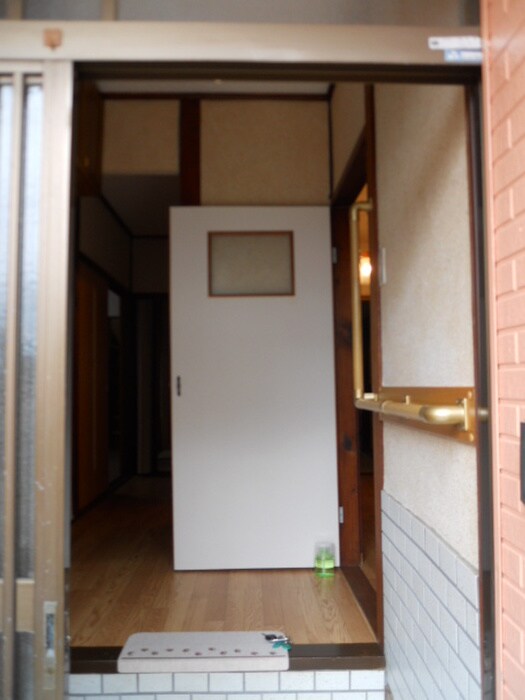 物件内観写真4　(玄関)