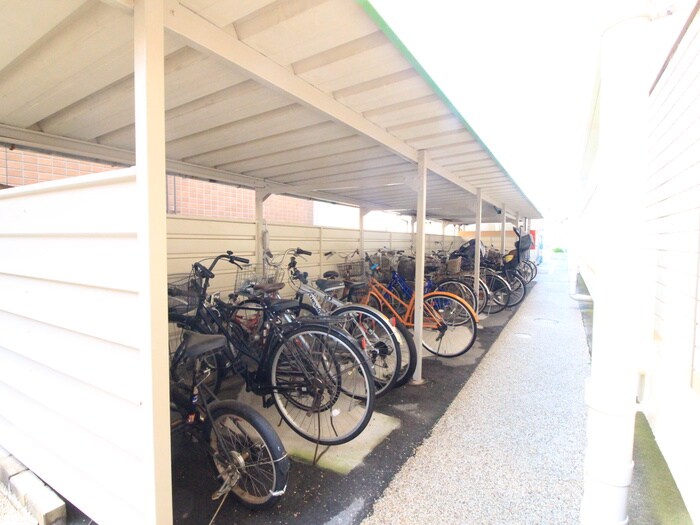 物件外観写真4　(駐輪場)