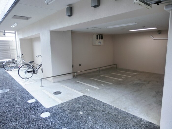 物件外観写真4　(バイク置き場)