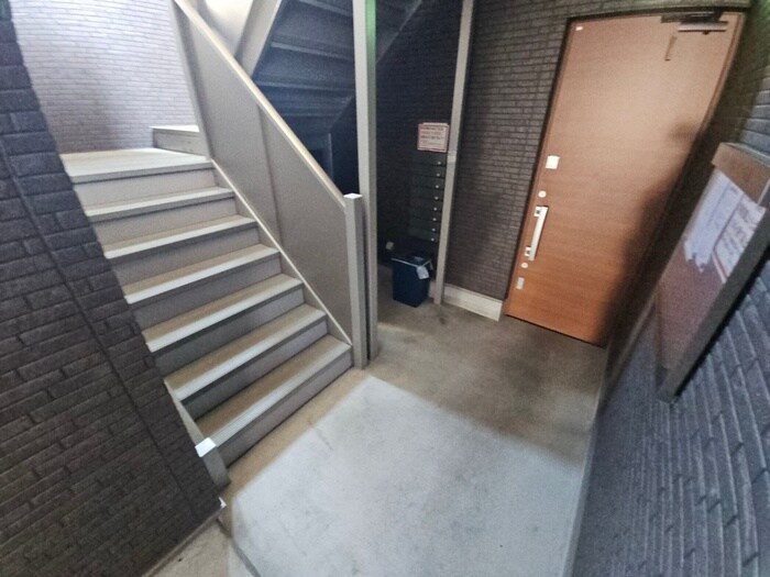 物件外観写真4　(エントランス部分)