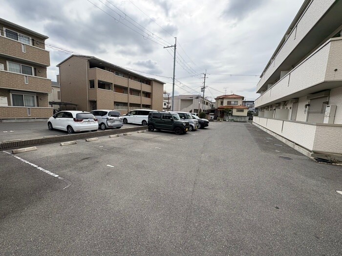物件外観写真4　(駐車場)