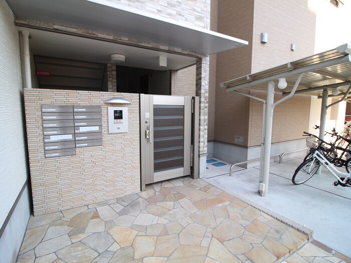 物件外観写真3　(エントランス部分)