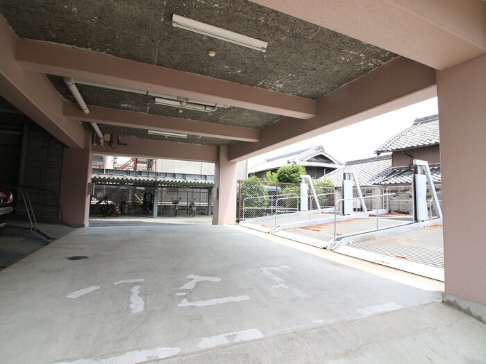 物件外観写真3　(駐車場)