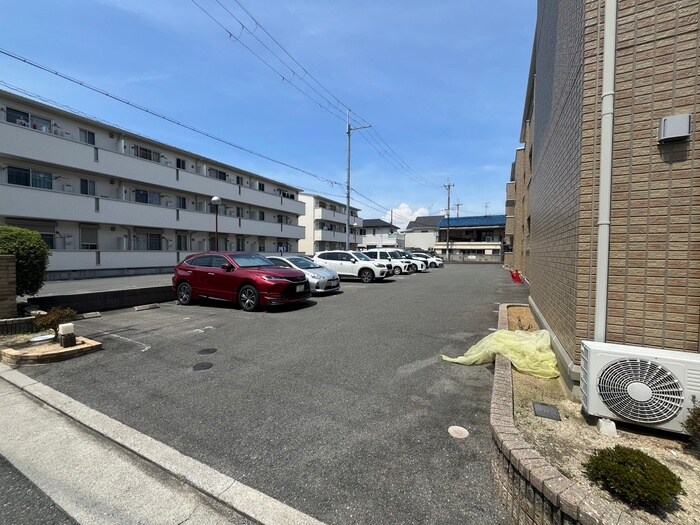 物件外観写真6　(駐車場)