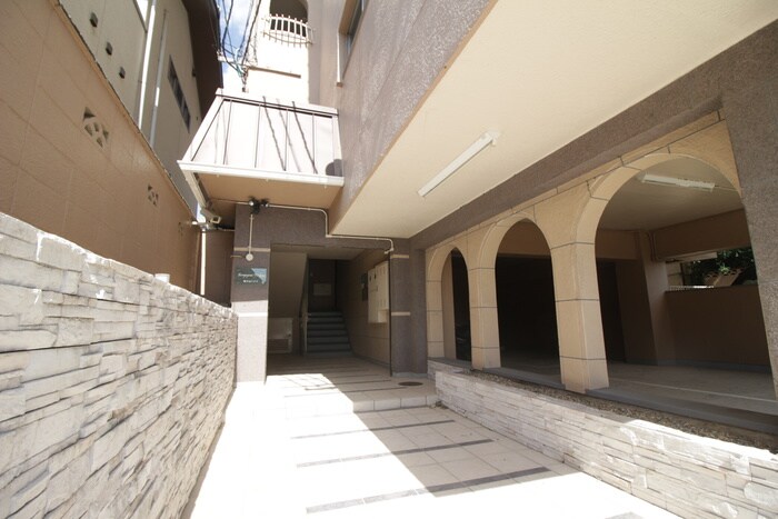 物件外観写真4　(エントランス部分)