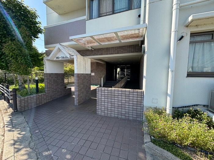 物件外観写真3　(エントランス部分)