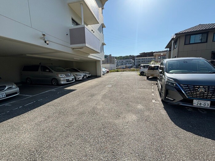 物件外観写真4　(駐車場)