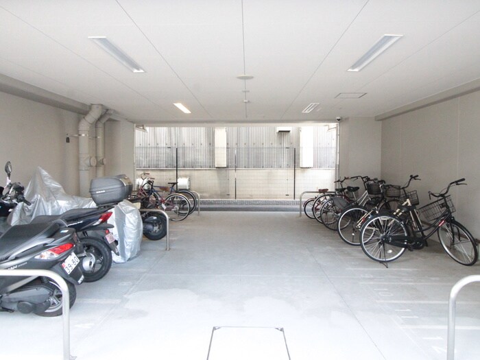 物件外観写真5　(バイク置き場)