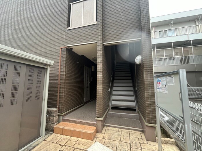 物件外観写真3　(エントランス部分)