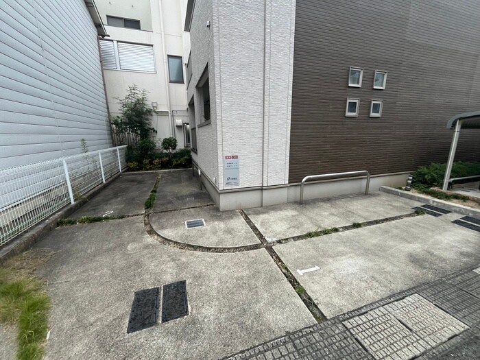 物件外観写真5　(駐車場)