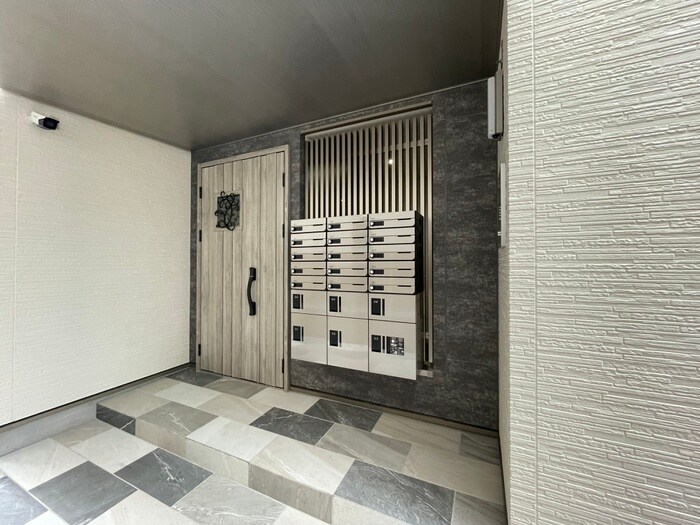 物件外観写真3　(エントランス部分)