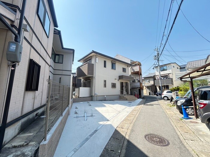 物件外観写真2　(エントランス部分)