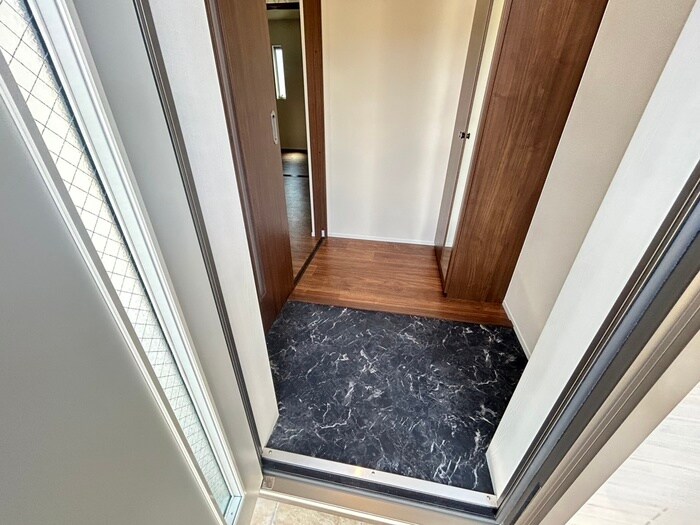 物件内観写真18　(玄関)