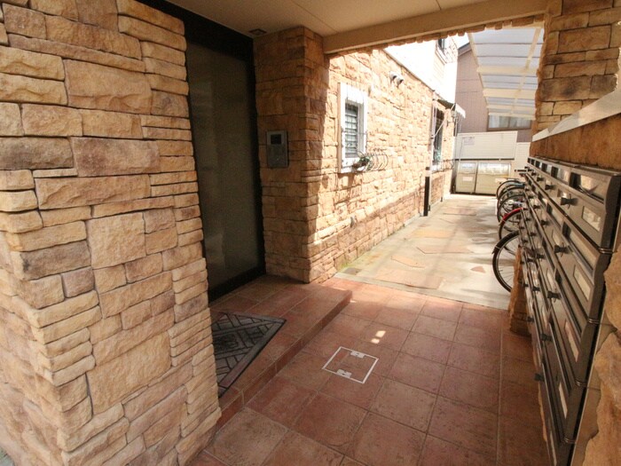 物件外観写真2　(エントランス部分)