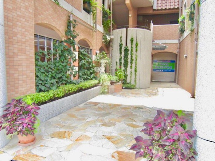 物件外観写真5　(エントランス部分)