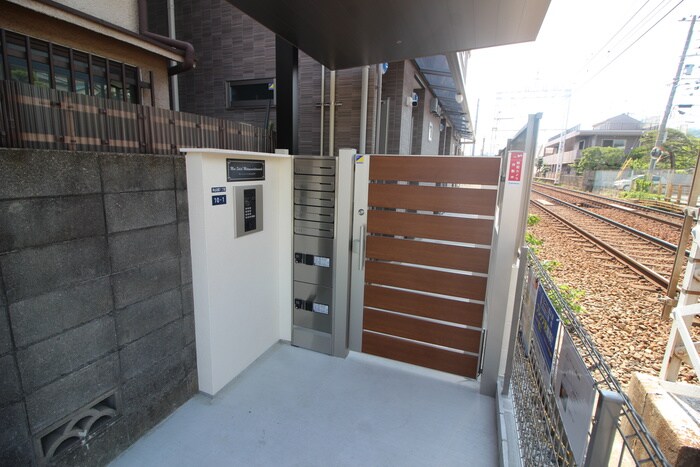 物件外観写真4　(エントランス部分)