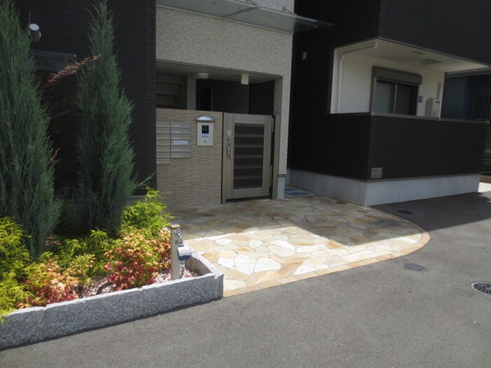 物件外観写真3　(エントランス部分)