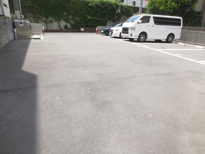 物件外観写真6　(駐車場)