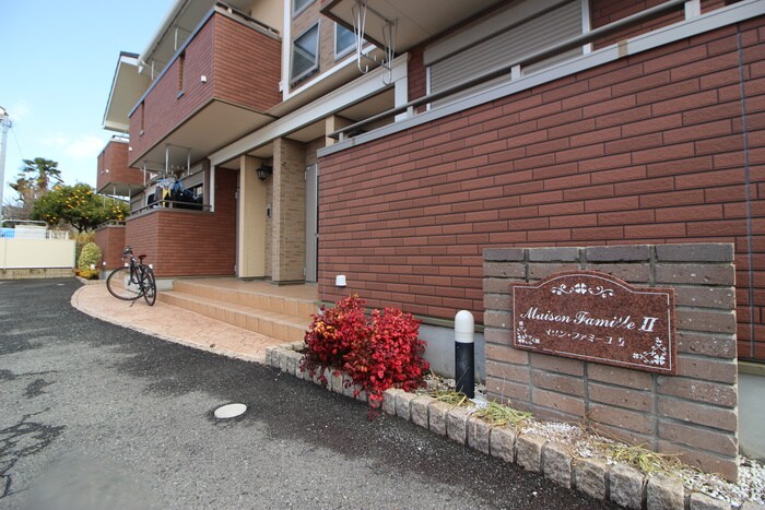 物件外観写真2　(エントランス部分)