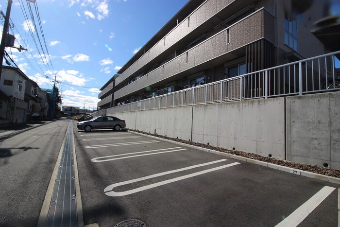 物件外観写真3　(駐車場)