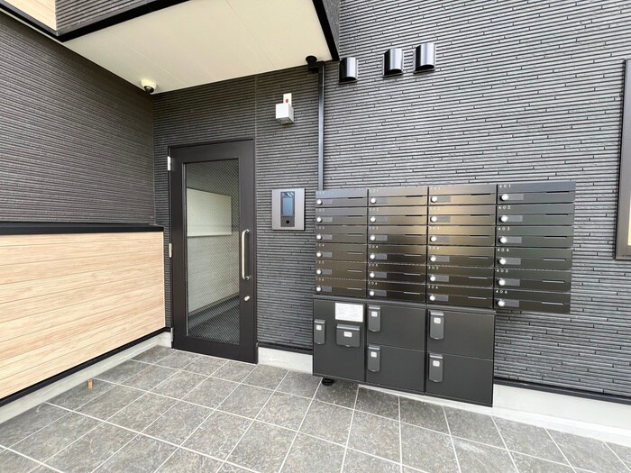 物件外観写真3　(エントランス部分)