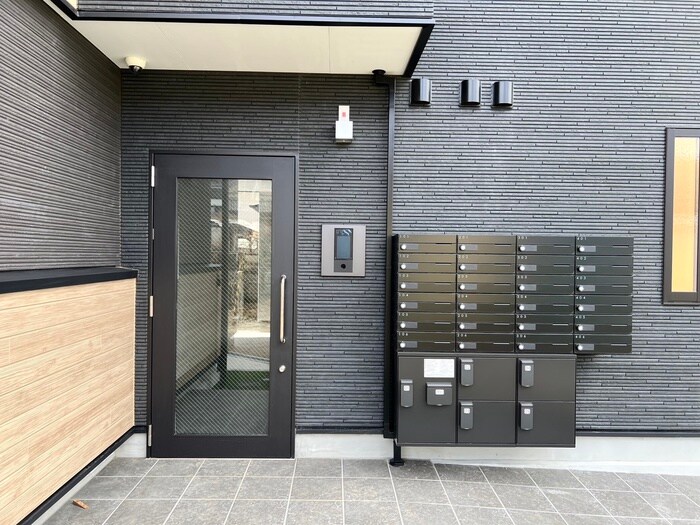 物件外観写真4　(エントランス部分)