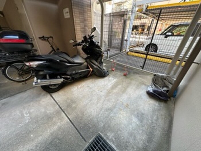 物件外観写真5　(バイク置き場)