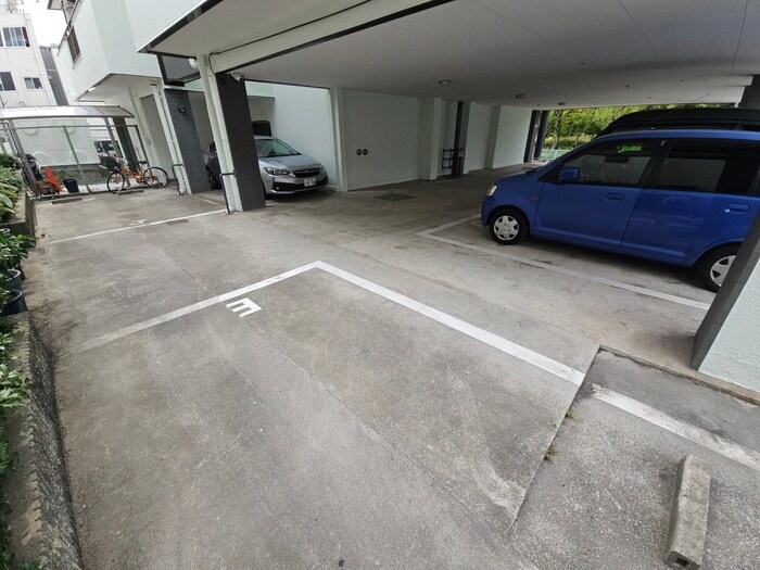 物件外観写真5　(駐車場)