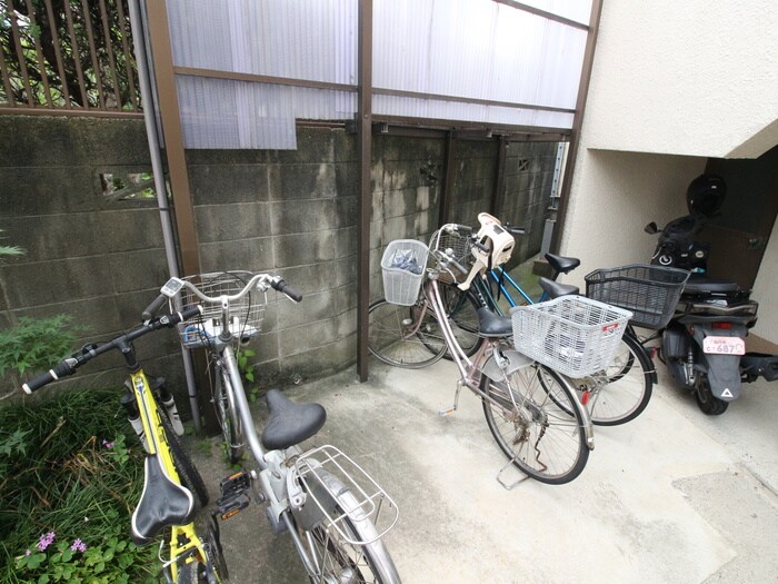 物件外観写真5　(駐輪場)