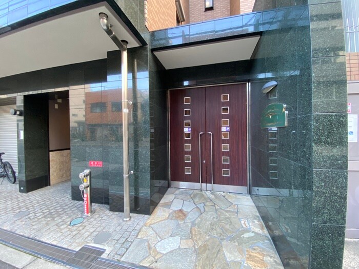 物件外観写真2　(エントランス部分)