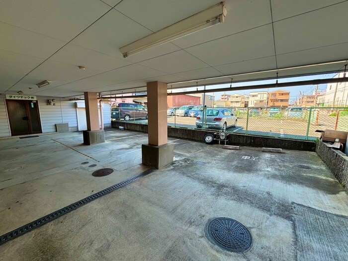 物件外観写真4　(駐車場)