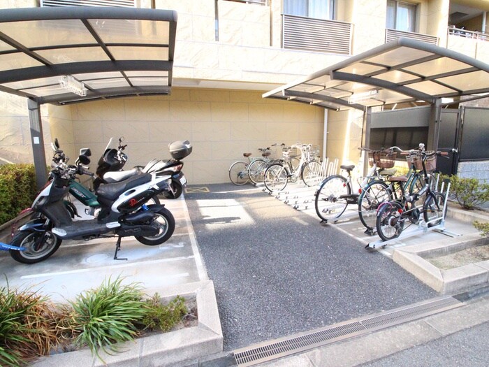 物件外観写真4　(駐輪場)