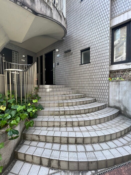 物件外観写真4　(エントランス部分)