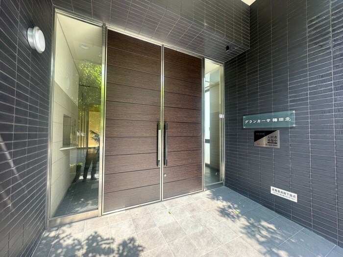 物件外観写真3　(エントランス部分)