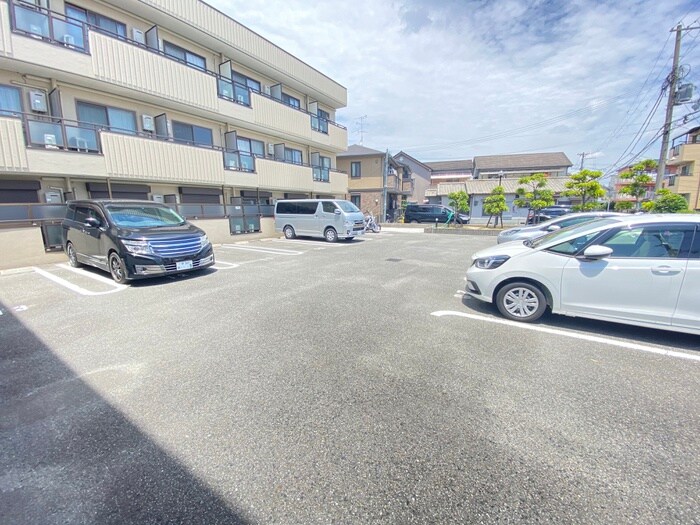 物件外観写真3　(駐車場)