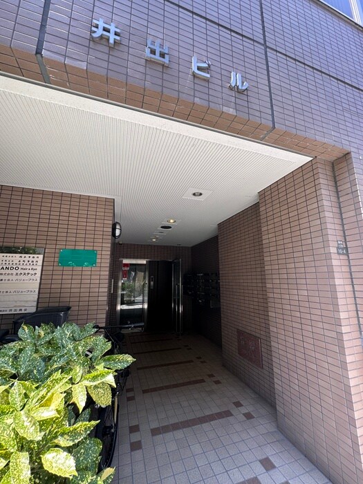 物件外観写真3　(エントランス部分)