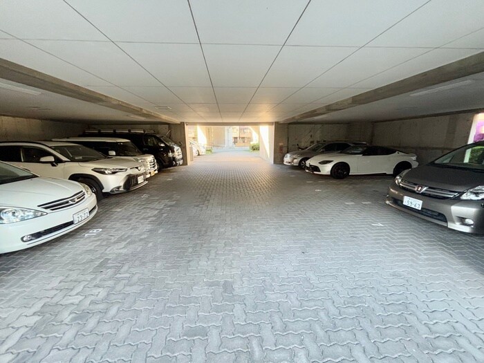 物件外観写真3　(駐車場)