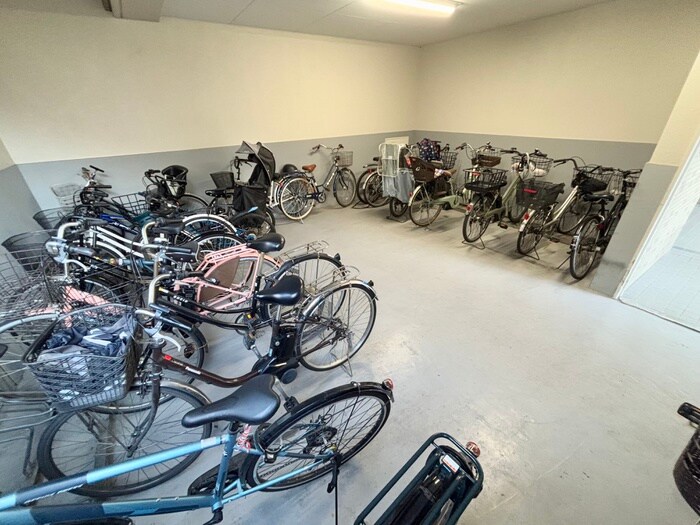 物件外観写真4　(駐輪場)