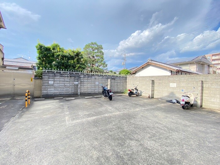 物件外観写真6　(駐車場)