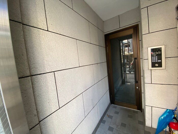 物件外観写真4　(エントランス部分)