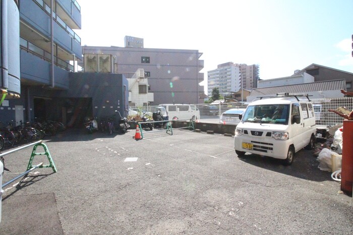 物件外観写真2　(駐車場)