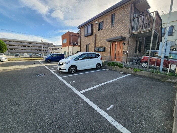 物件外観写真3　(駐車場)