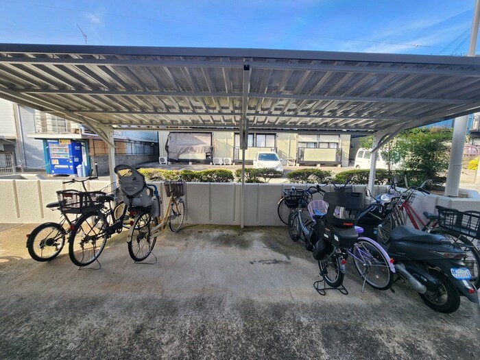 物件外観写真5　(駐輪場)