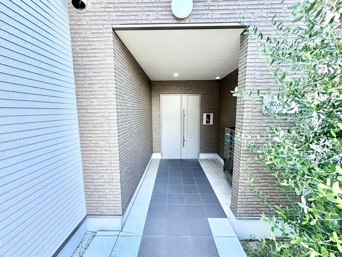 物件外観写真4　(エントランス部分)