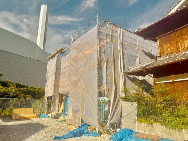 建築中
