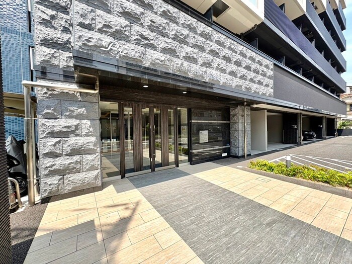 物件外観写真2　(エントランス部分)