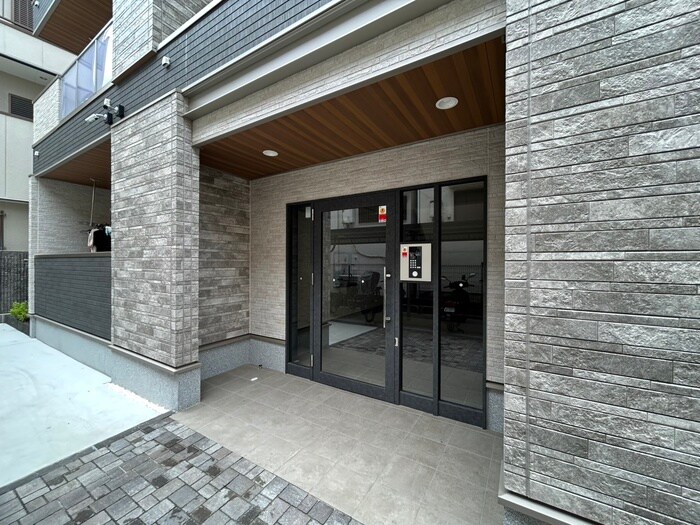 物件外観写真2　(エントランス部分)