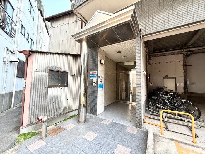 物件外観写真2　(エントランス部分)