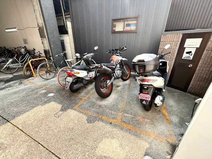 物件外観写真4　(バイク置き場)